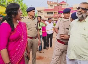 अवैध निर्माण पर चला प्रशासनिक बुलडोजर, नगर गुरुर हुआ पुलिस छावनी में तब्दील।